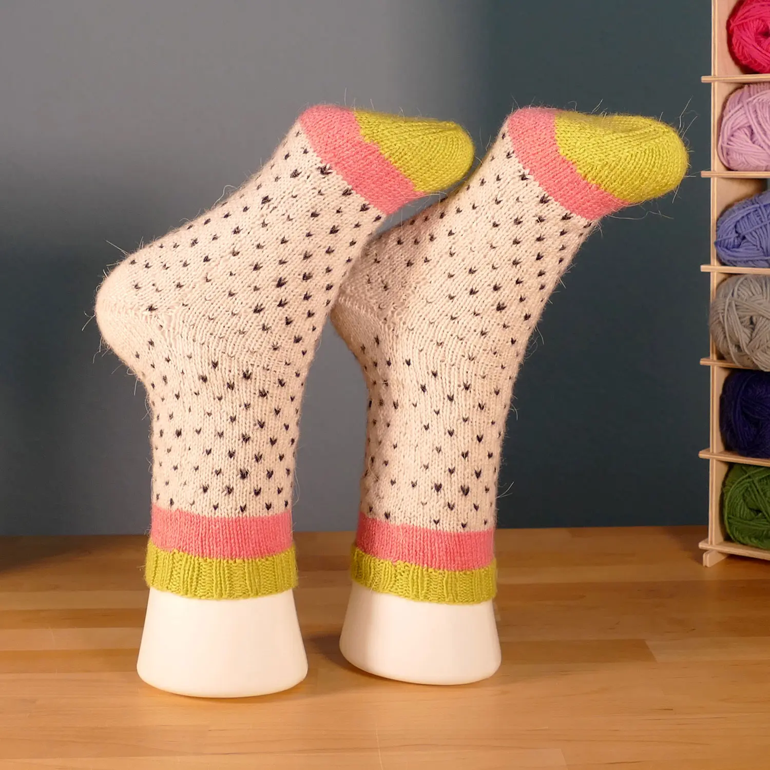 edelweiss-drachenfrucht-1-1x1 Strickset: Fruity Socks Drachenfrucht (Kremke)